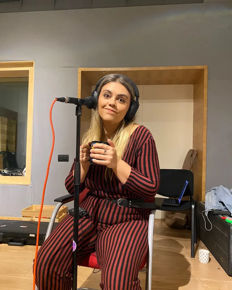 Ana Coman la microfon, în studio