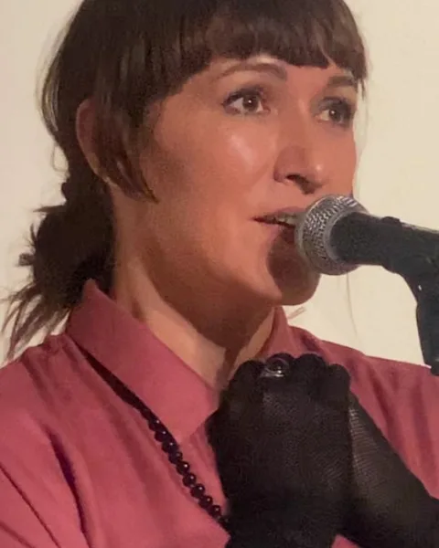 Cătălina Beța cântând la microfon