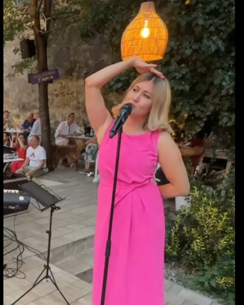 Dalma la microfon, în rochie roz