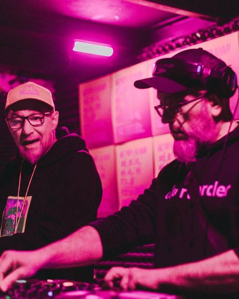 DJ Vasile la pupitru, în lumină roz