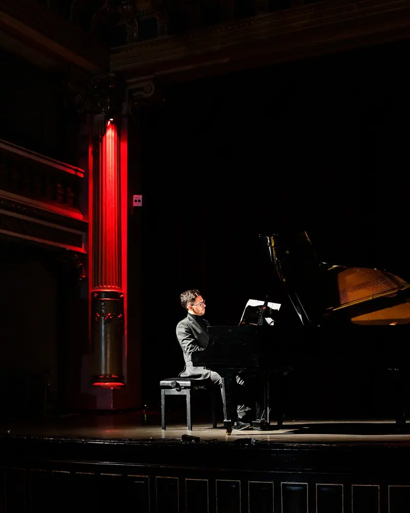 Eduard Kunz la pian, pe scena Teatrului Godot