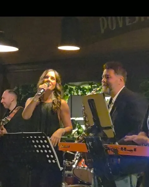 Irina Sârbu cântând cu trupa