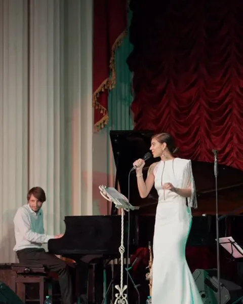 Jazz Roots Bucharest: solistă în rochie albă, lângă pian