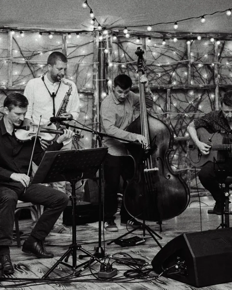Jazzpar Trio cântând, alb-negru