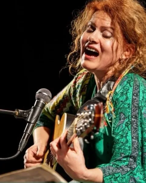 Maria Răducanu cântând cu chitara