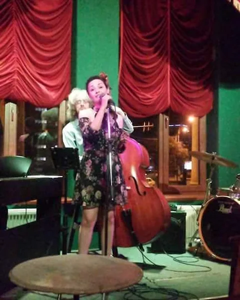 Marius Vernescu Trio cântând live într-un club