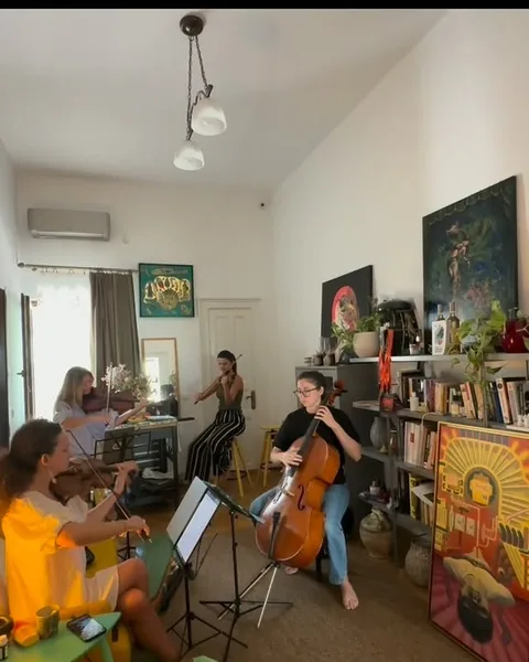 Muse Quartet cântând într-o cameră cu bibliotecă