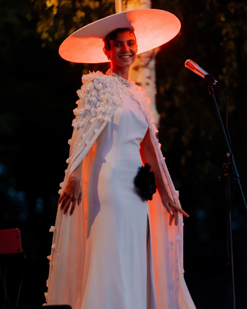 Sorina Rotaru pe scenă, în rochie albă cu pălărie