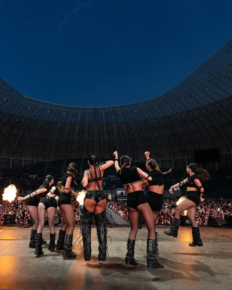 STEFANIA și dansatoarele pe scena unui stadion plin