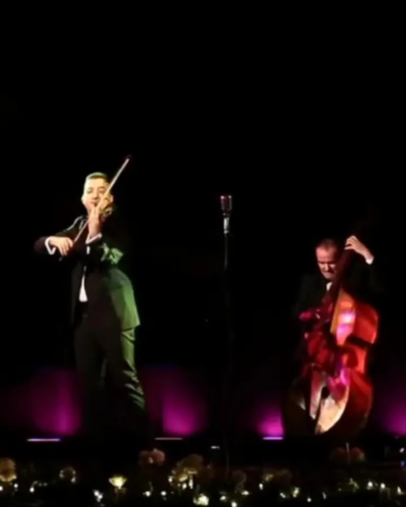 Valentin Albeșteanu la vioară, pe scenă