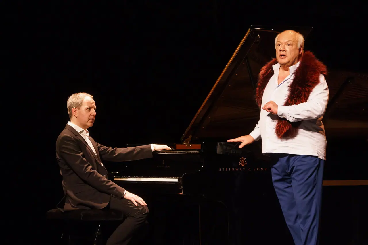 Actor și pianist la pian, pe scena Grivița 53