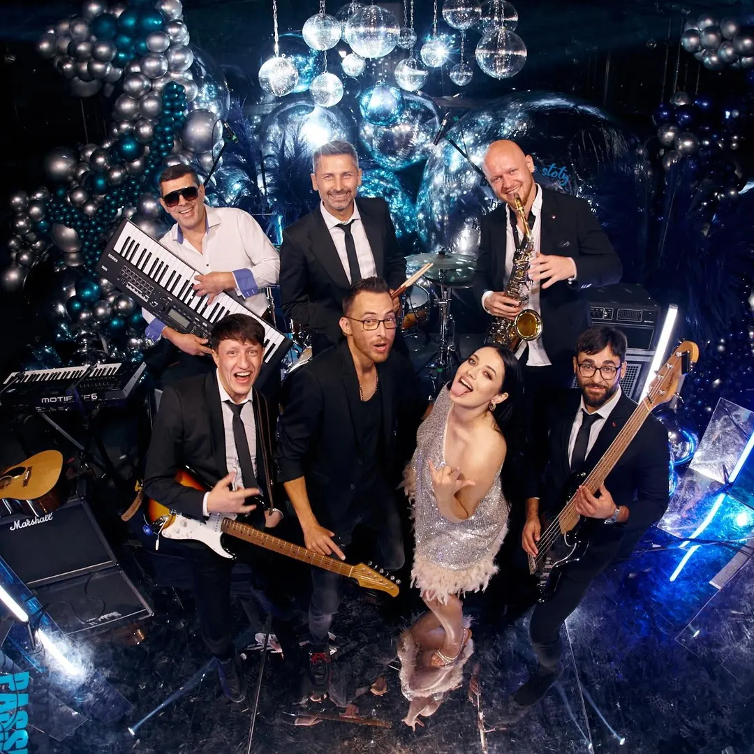 Membrii Urban Cover Band pe scenă, văzuți de sus, între lumini